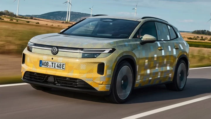 Kamuflajlı Volkswagen ID. Tiguan prototipi yolda ilerliyor