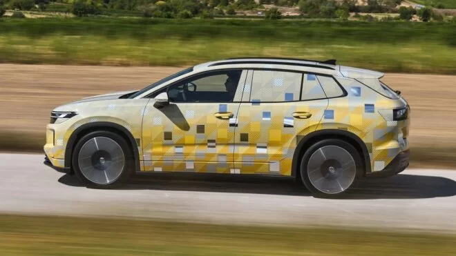 Kamuflajlı Volkswagen ID. Tiguan’ın yandan görünümü