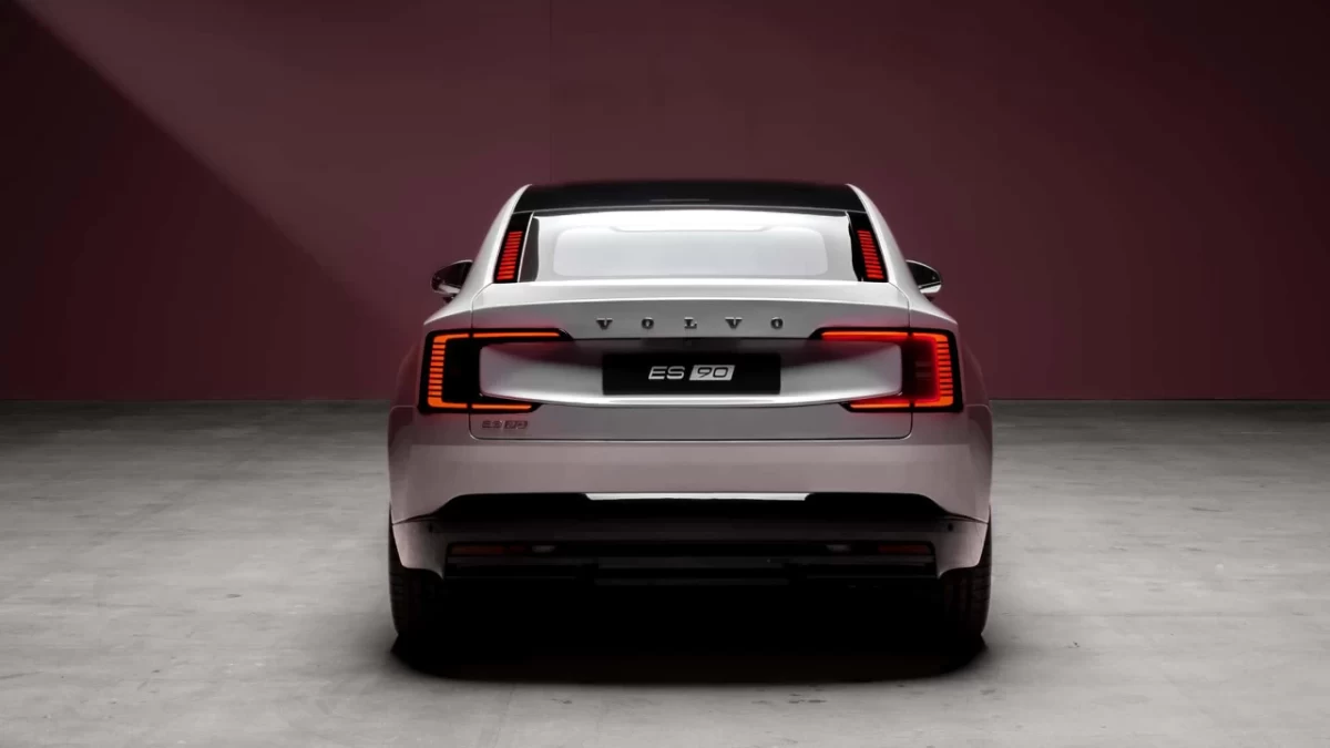 Volvo ES90’ın arkadan görünümü