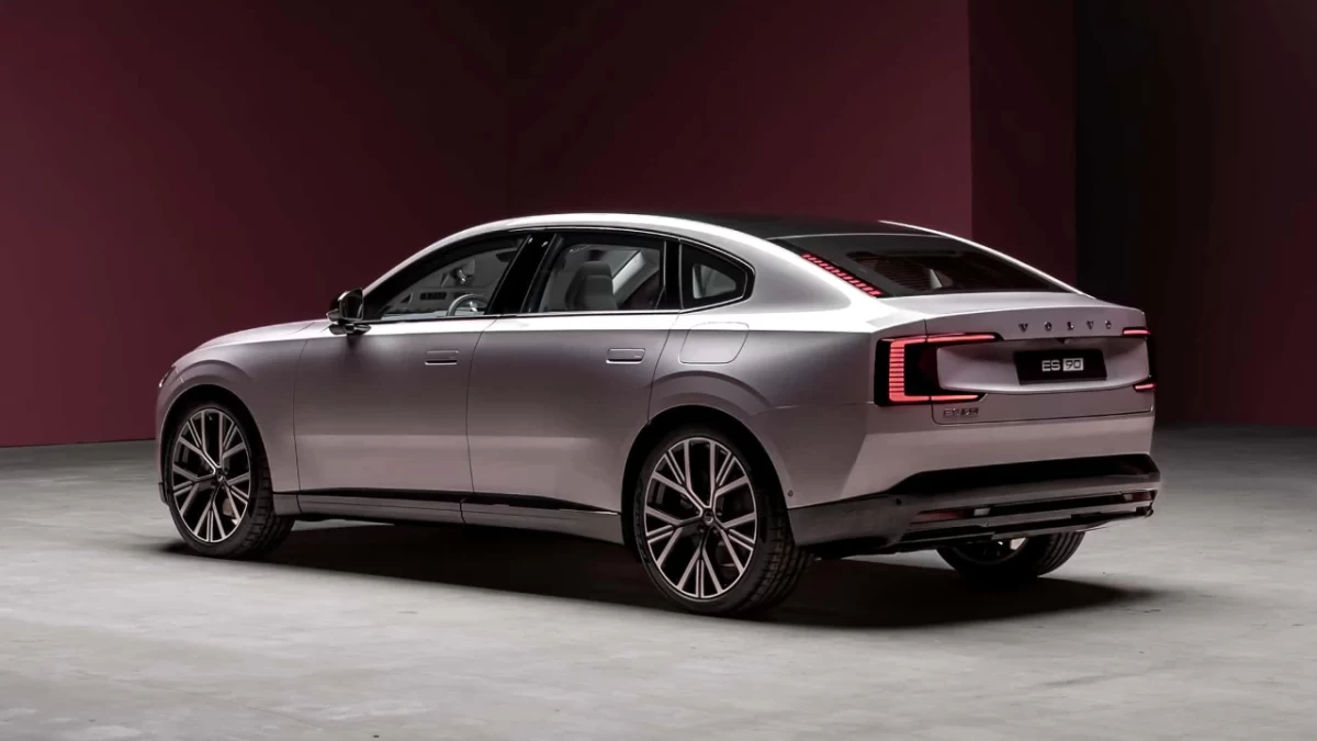 Volvo ES90’ın arkadan çapraz görünümü