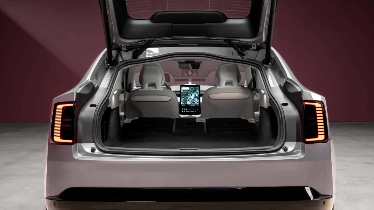 Bagaj kapağı açık Volvo ES90’ın iç mekânı