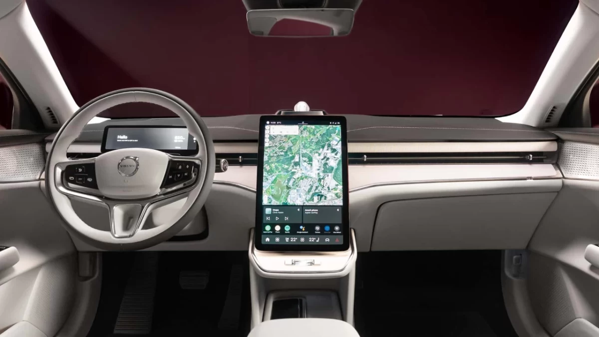 Volvo ES90’ın ön konsolu ve dikey bilgi-eğlence ekranı
