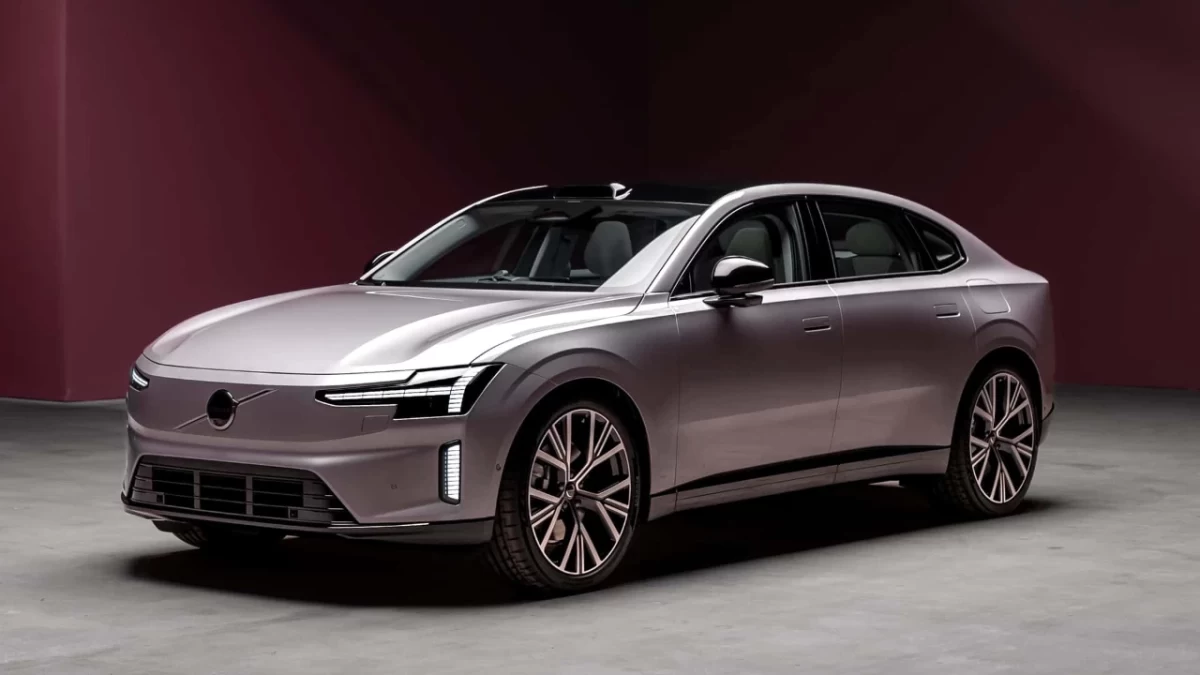 Volvo ES90’ın önden çapraz görünümü