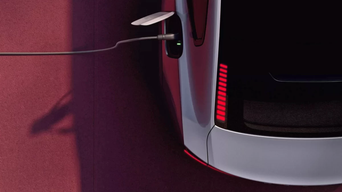 Volvo ES90’ın arka köşesinde şarj kablosu