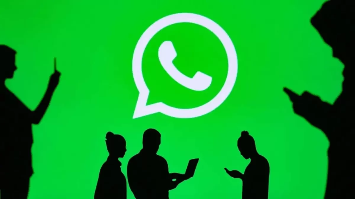Yeşil WhatsApp logosu önünde telefon kullanan kişilerin silüetleri