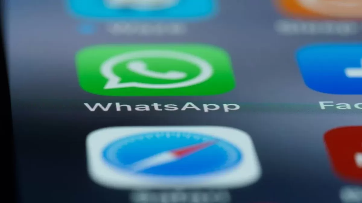 Akıllı telefon ekranında WhatsApp uygulama simgesi