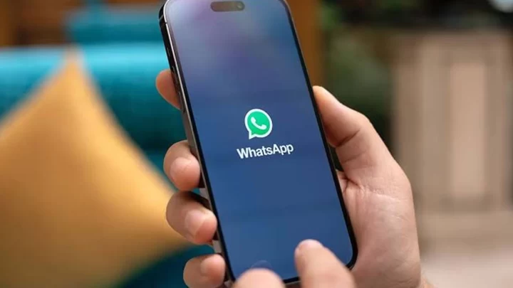 WhatsApp uygulaması açık bir akıllı telefon