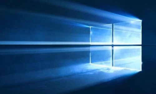 Mavi arka plan üzerinde parlayan Windows logosu