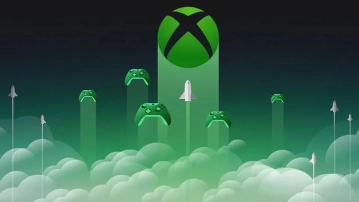 Bulutların üzerinde Xbox logosu ve farklı oyun kumandaları