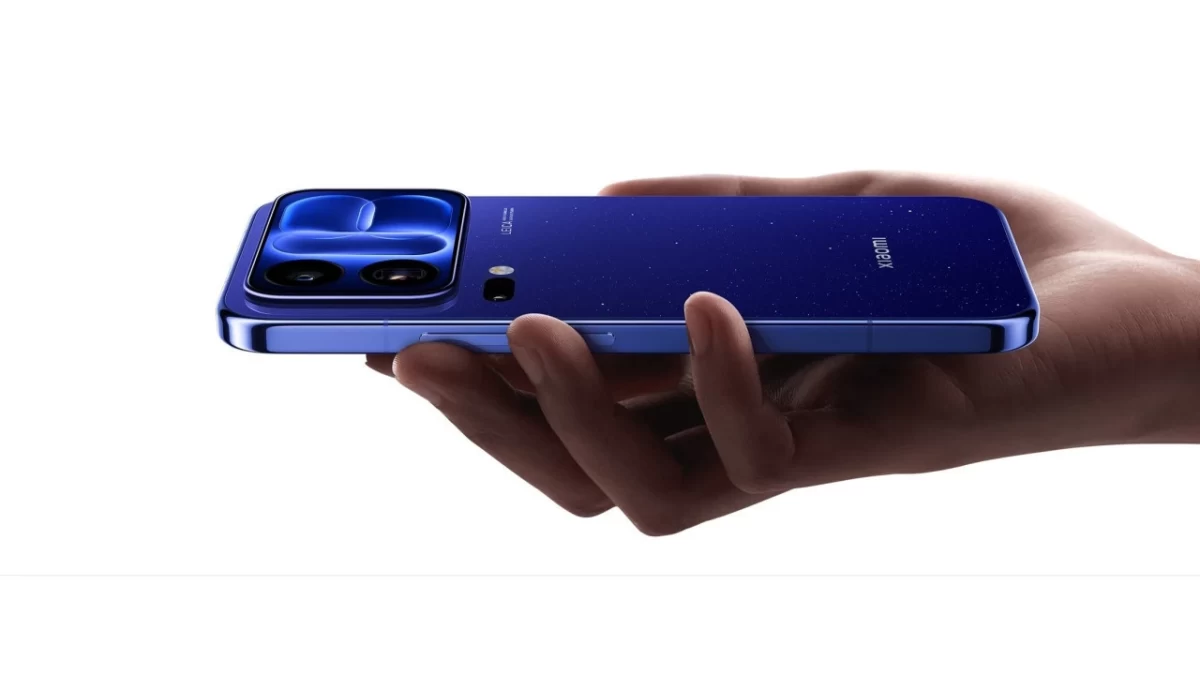 Bir elde tutulan mavi renkli Xiaomi akıllı telefon