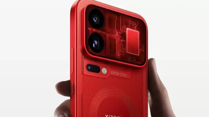 Kırmızı renkli bir Xiaomi telefonun arka yüzü