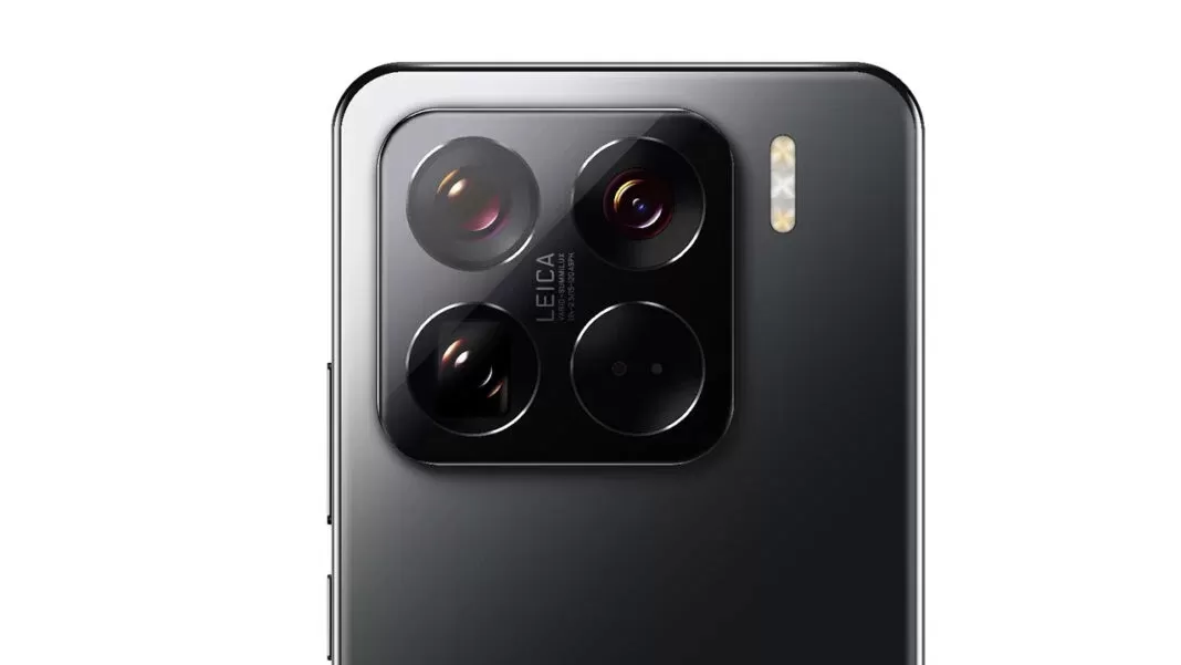 Siyah Xiaomi telefonun arka yüzündeki kamera modülü