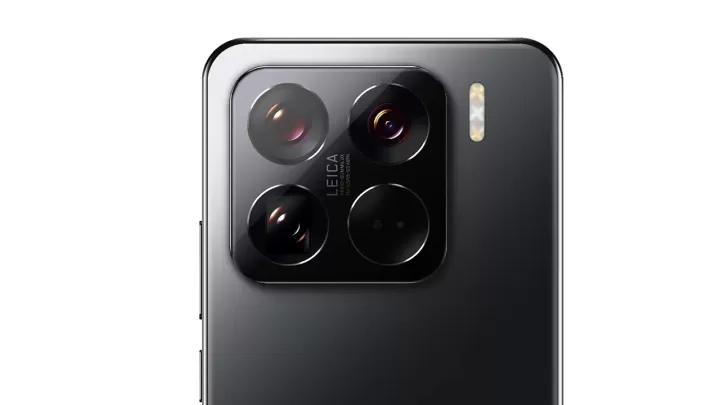 Siyah Xiaomi telefonun arka yüzü ve kamera modülü