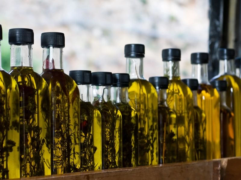 Yan yana dizilmiş çeşitli zeytinyağı şişeleri