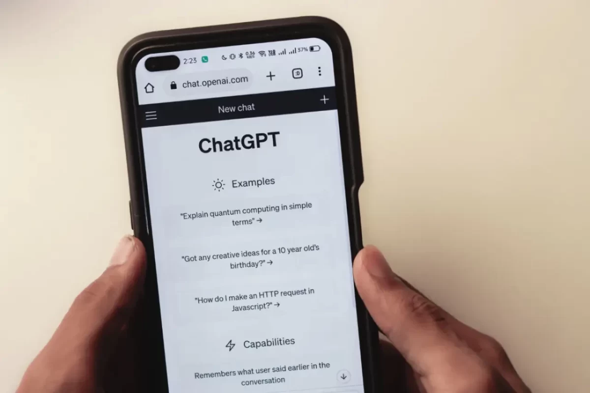 Ellerinde ChatGPT ekranı açık bir akıllı telefon tutan kişi