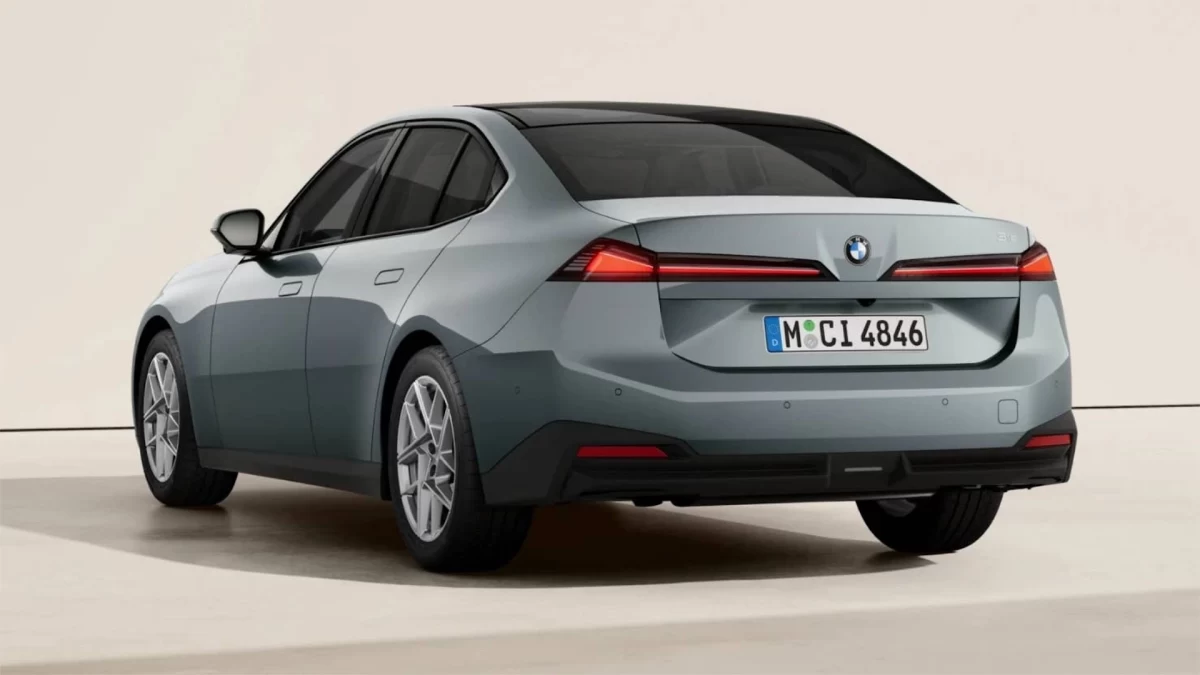 Gri BMW 3 Serisi’nin arka ve yan görünümü