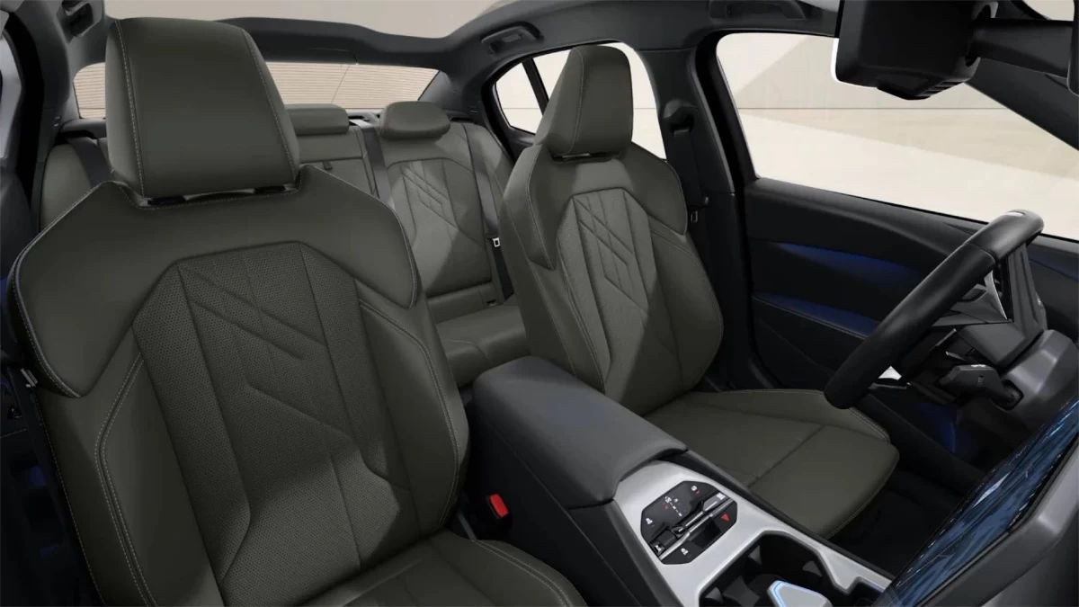 BMW 3 Serisi’nin ön koltukları ve orta konsolu