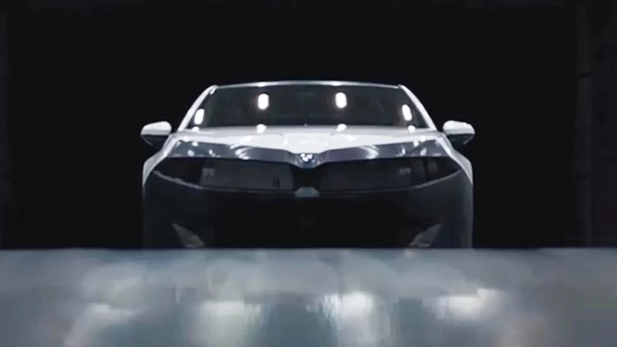 Karanlık bir ortamda önden görünen BMW otomobilin tanıtım görseli