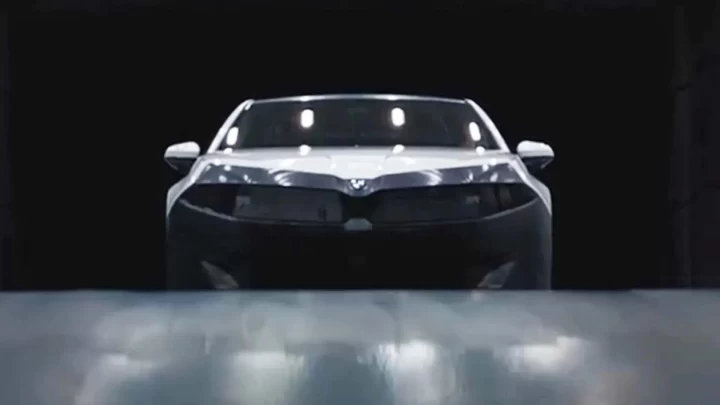 Karanlık bir ortamda önden görünen BMW otomobilin tanıtım görseli