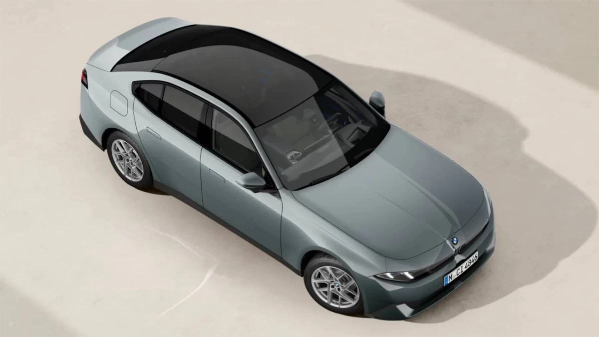 Gri BMW 3 Serisi’nin yukarıdan önden görünümü