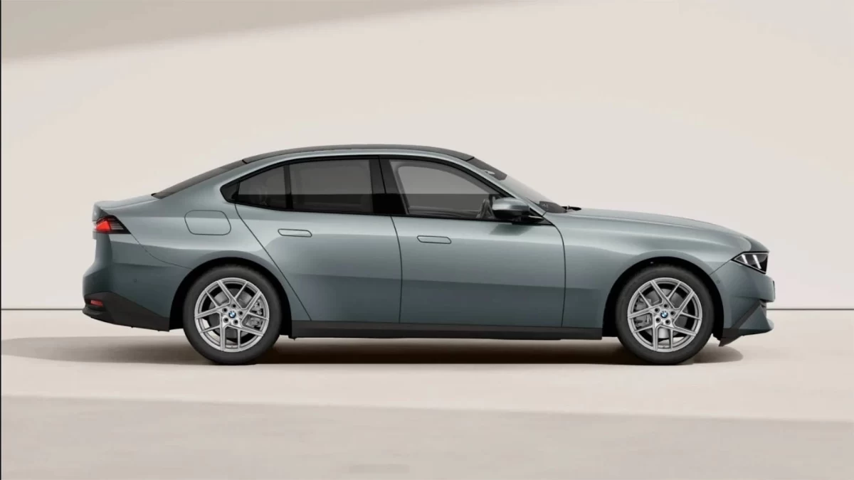 Gri BMW 3 Serisi’nin yandan görünümü
