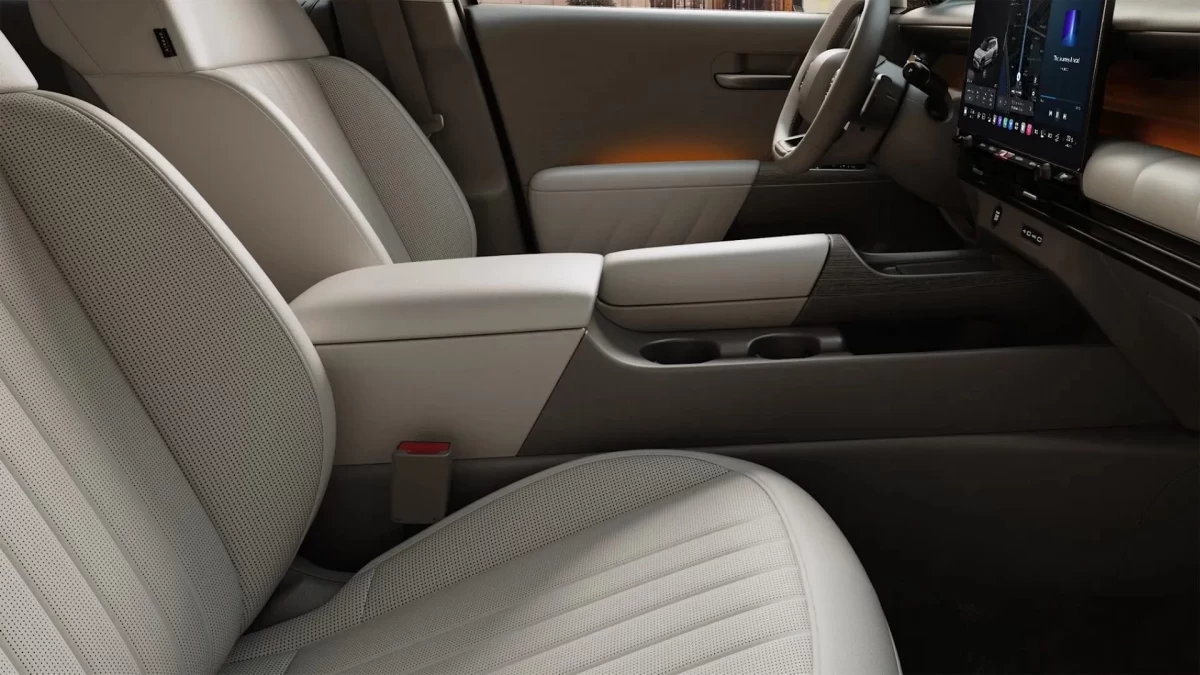 Yeni Hyundai Tucson’un açık renkli ön koltukları ve orta konsolu