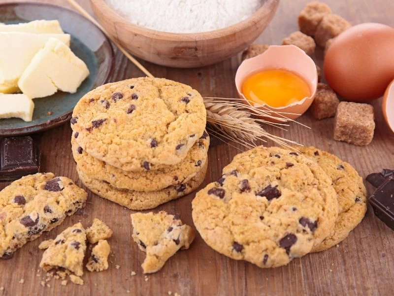 Çikolata parçalı kurabiyeler ve yumurta sarısı