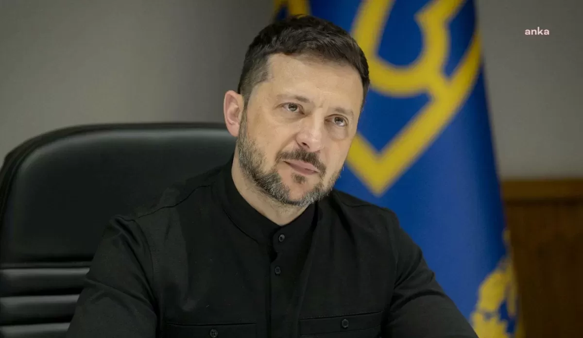 Ukrayna Devlet Başkanı Volodimir Zelenskiy, masasında otururken