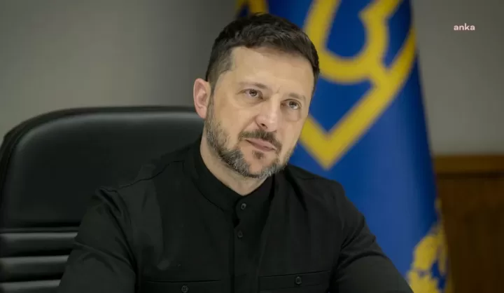 Ukrayna Devlet Başkanı Volodimir Zelenskiy, masasında otururken