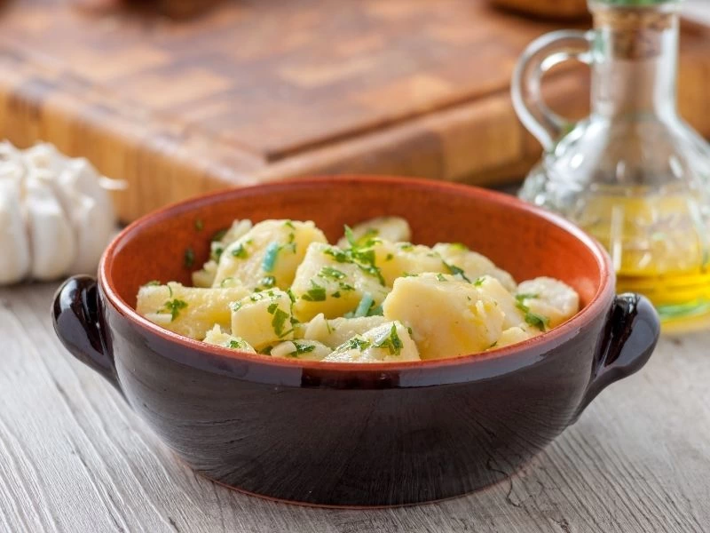 Koyu renkli kasede zeytinyağlı patates salatası