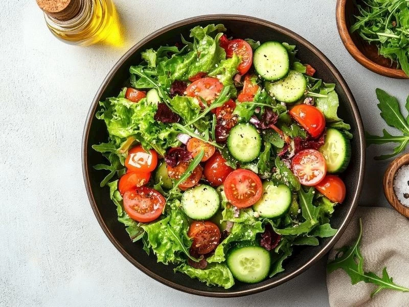 Domatesli ve yeşil yapraklı salata kâsesi